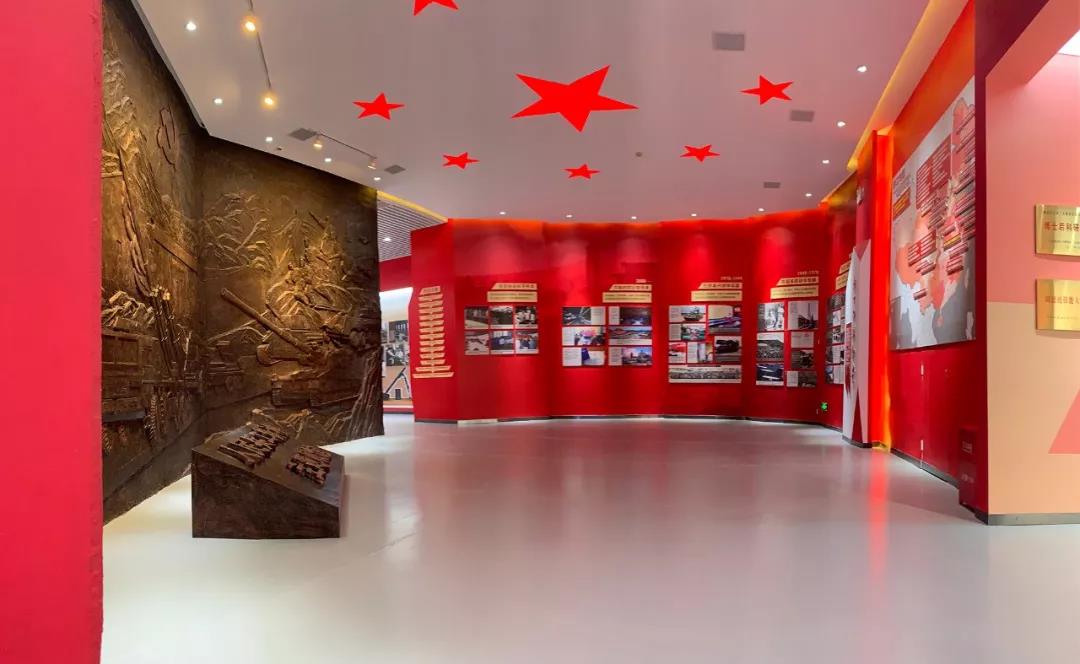 江山重工集团展馆被襄阳市高新区授予"军工博物馆"标牌